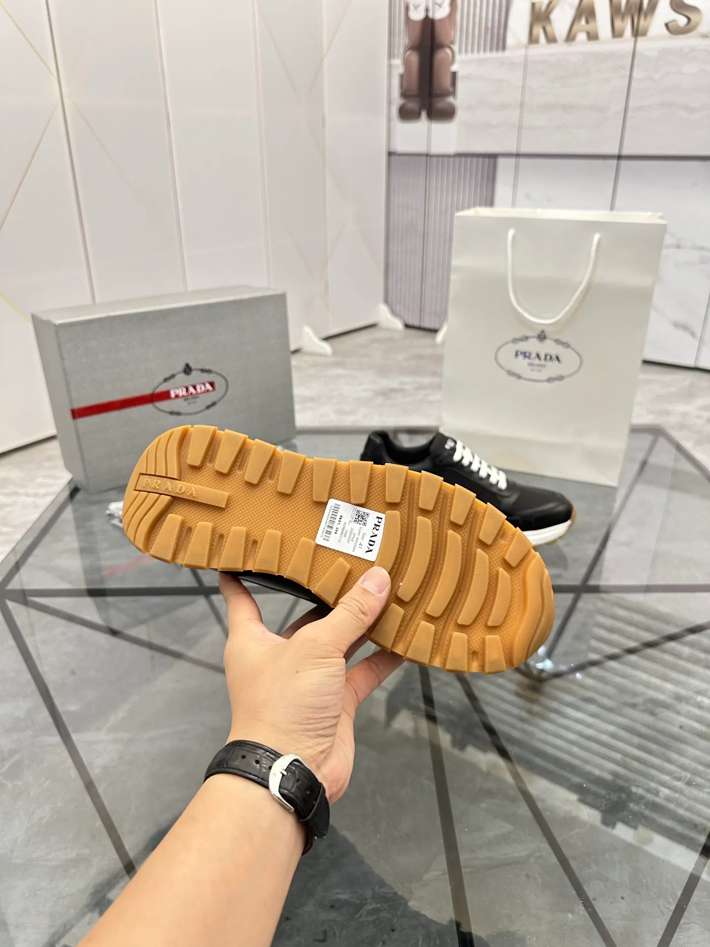 Men's shoes: 💰P580¥ High-end top quality Product trademark: Prada *"Prada*" low-top casual shoes Regular size: 38-45 (can be customized to 46) Product materials: imported first-layer cowhide stitching breathable mesh upper, water-dyed cowhide lining, cowhide foot pads, original ultra-light foam outsole. No.: 001